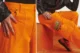Hombre usando Cheetos Pants con zonas para limpiar el polvo de Cheetos en sus manos