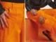 Hombre usando Cheetos Pants con zonas para limpiar el polvo de Cheetos en sus manos