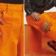 Hombre usando Cheetos Pants con zonas para limpiar el polvo de Cheetos en sus manos