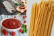 Pasta Fra Diavolo con Camarones: Receta Italiana Picante y Deliciosa Ingredientes para preparar pasta Fra Diavolo con camarones, salsa de tomate picante y pasta al dente.
