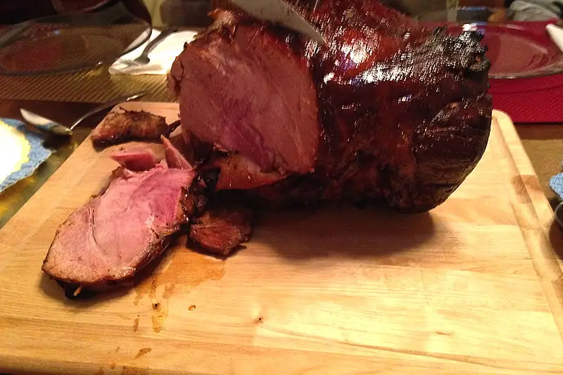 Jamón glaseado a la Coca-Cola dorado al horno – receta festiva fácil