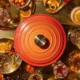 Cocotte original de Le Creuset en color Flame