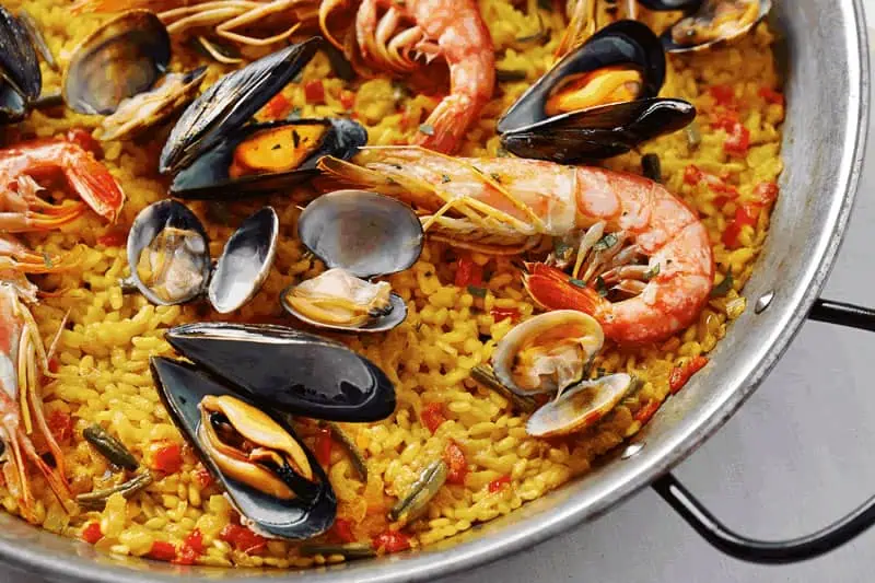 Paella de Mariscos en paellera estilo mexicano.