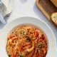 Plato de pasta Fra Diavolo con camarones, salsa picante y pasta al dente.