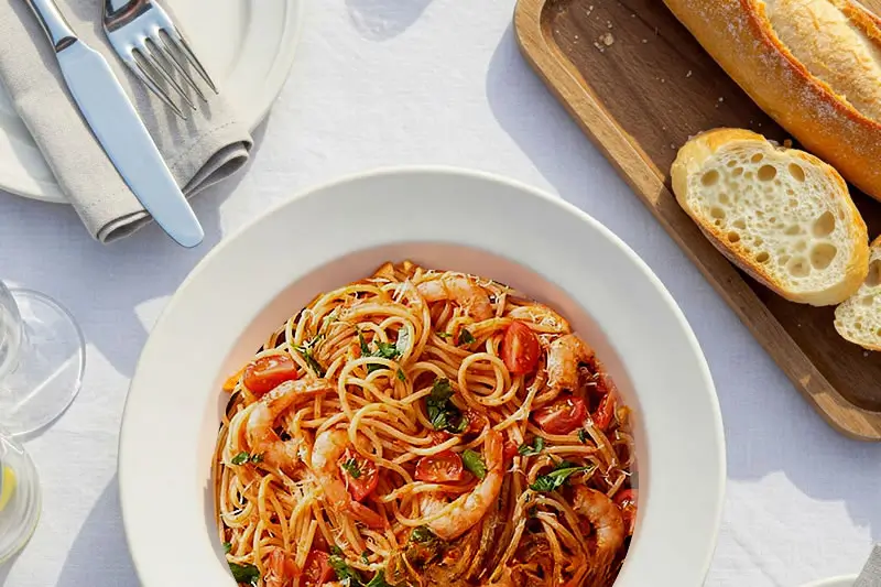 Plato de pasta Fra Diavolo con camarones, salsa picante y pasta al dente.