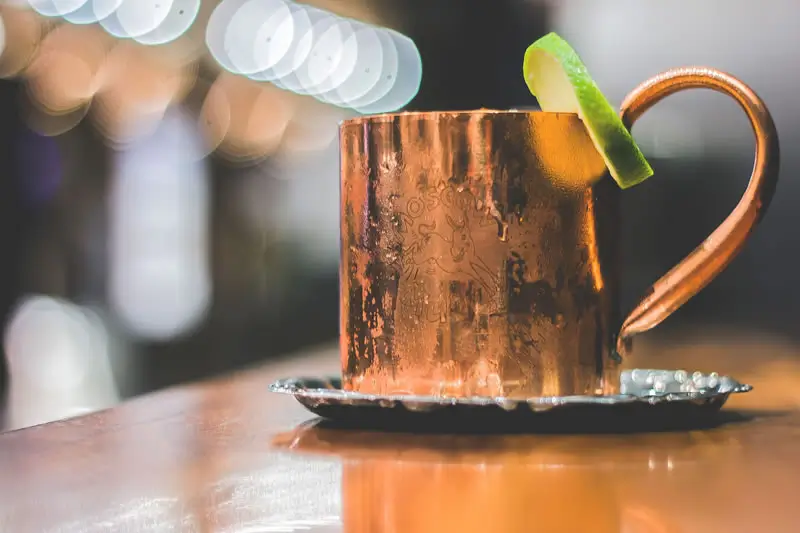 Vodka Mule servido en vaso de cobre con rodaja de lima