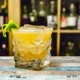 Cóctel de Whisky Sour en vaso corto decorado con limón