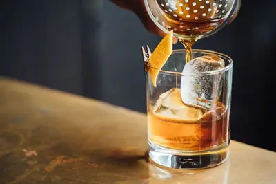 Cóctel de Whisky Sour en vaso corto