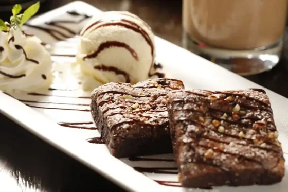 Brownies con helado de vainilla