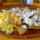 Plato de chilaquiles con huevo