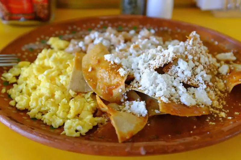 Plato de chilaquiles con huevo