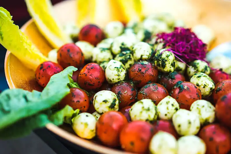 Ensalada de mozzarella con tomates cherry y lechuga