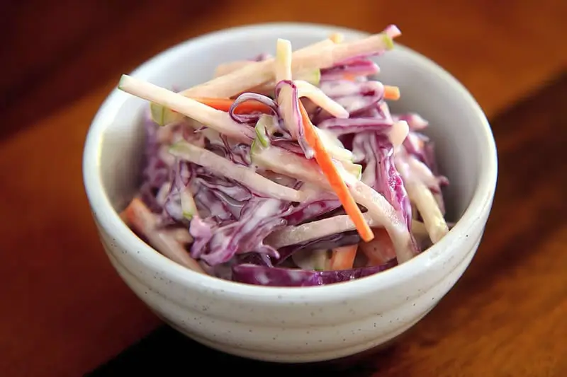 Bowl con ensalada coleslaw