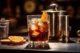 Espresso Tonic: El Cóctel de Café que Rompe Las Reglas Vaso con espresso tonic y hielo