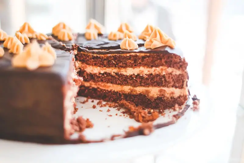 Pastel de chocolate casero rebanado