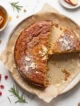 Pastel de Miel: Tradición, Sabor y Simbolismo Un plato con pastel de miel lekach