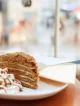 Pastel de Miel: Tradición, Sabor y Simbolismo Una rebana de de pastel de miel sobre un plato