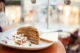Pastel de Miel: Tradición, Sabor y Simbolismo Una rebana de de pastel de miel sobre un plato