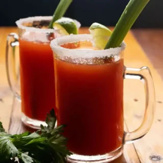 Un tarro de michelada con clamato