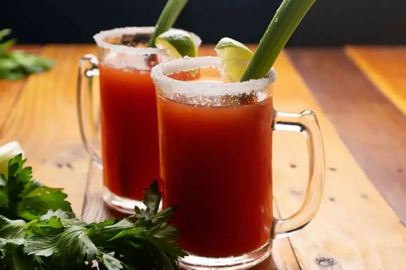 Un tarro de michelada con clamato