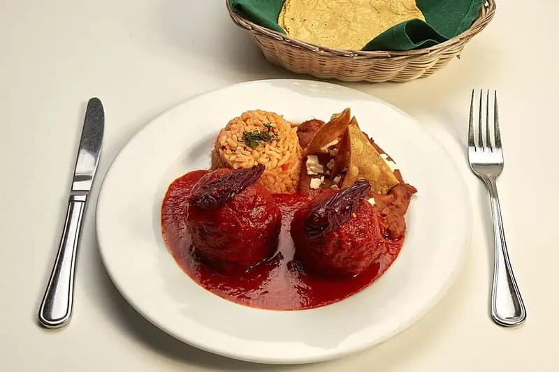 Plato de albóndigas en chipotle, acompañadas con arroz y frijoles