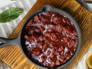 Cazuela de hierro con asado de puerco norteño