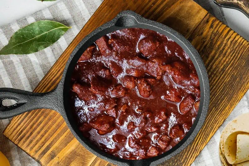 Cazuela de hierro con asado de puerco norteño