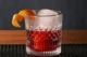 El Negroni: Amargura y Elegancia en un Solo Sorbo Vaso con cóctel Negroni servido con hielo y rodaja de naranja