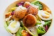 Ensalada de Vieiras al Ajillo: Una Receta Sofisticada Para Cualquier Ocasión Tazón de ensalada de vieiras con lechuga