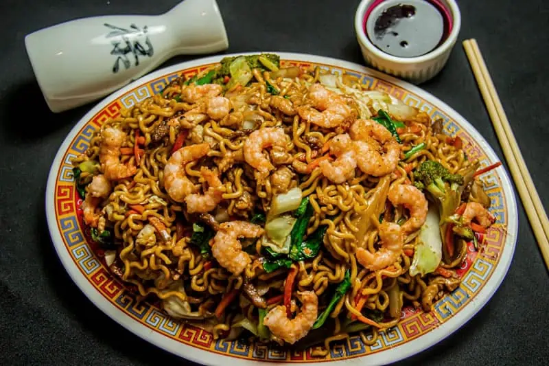 Plato de Lo Mein con camarones y vegetales frescos servido en plato estilo asiático