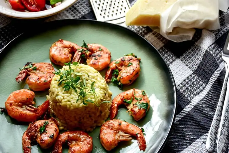 Plato de risotto con camarones