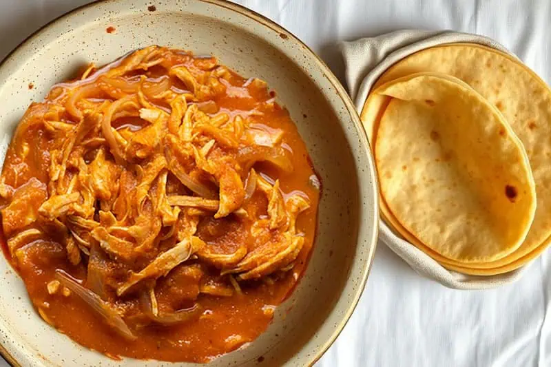 Tinga de pollo con tortillas