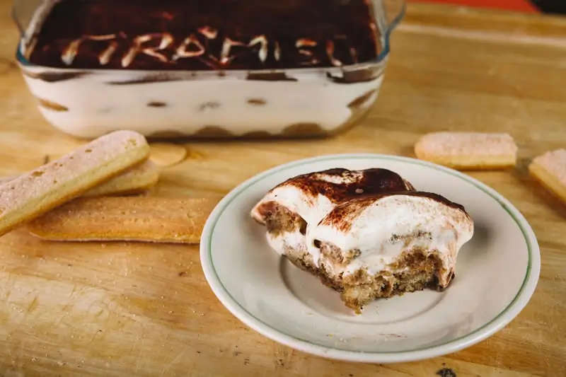Un plato con una porción de tiramisú