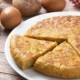 Tortilla española en un plato extendido