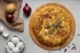 Receta de Tortilla Española (Tortilla de Patatas) Tortilla española con ingredientes a su alrededor
