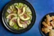 Aguachile de Camarón: El Clásico Picante y Fresco de la Cocina Mexicana Aguachile de camarón con galletas