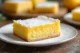 Barras de Limón Caseras: un Postre Fresco, Suave y Fácil de Preparar Barra de limón sobre un plato