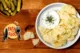 Dip de Pepinillos Encurtidos: Una Botana Cremosa, Ácida y Adictiva Dip de pepinillos con papas chips