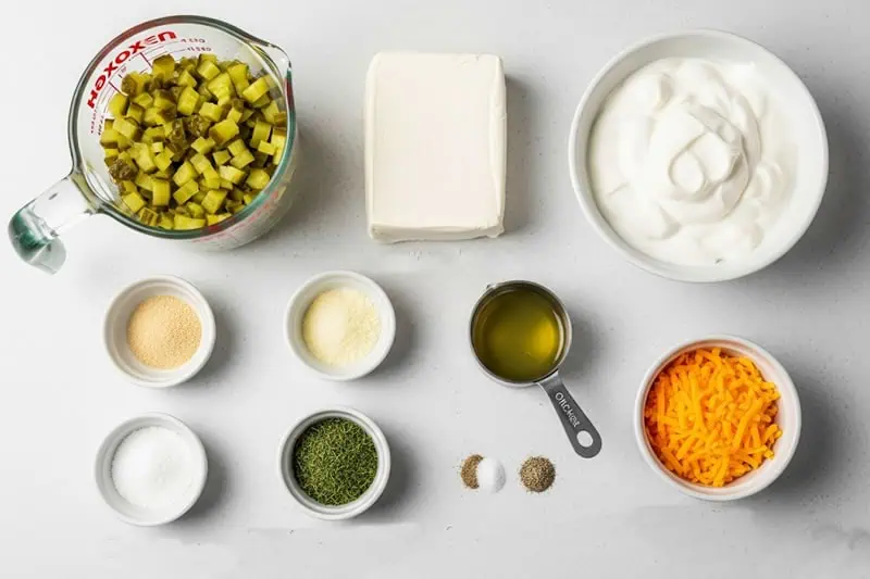 Ingredientes para preparar un dip de pepinillos