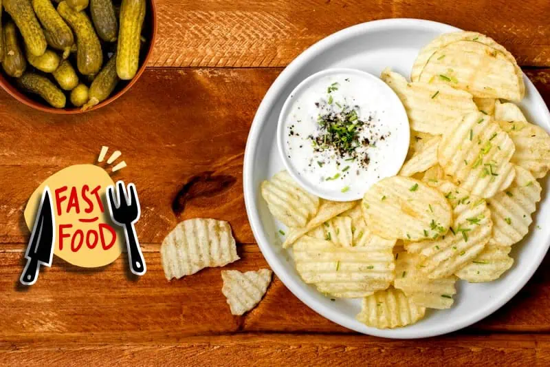 Dip de pepinillos con papas chips