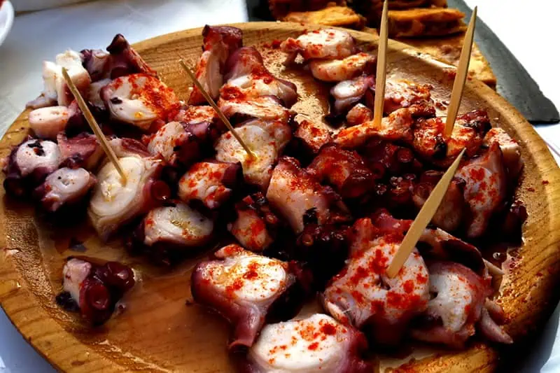 Tabla con pulpo a la gallega