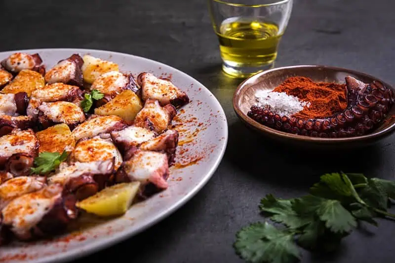 Pulpo a la gallega, junto a un vaso de vino