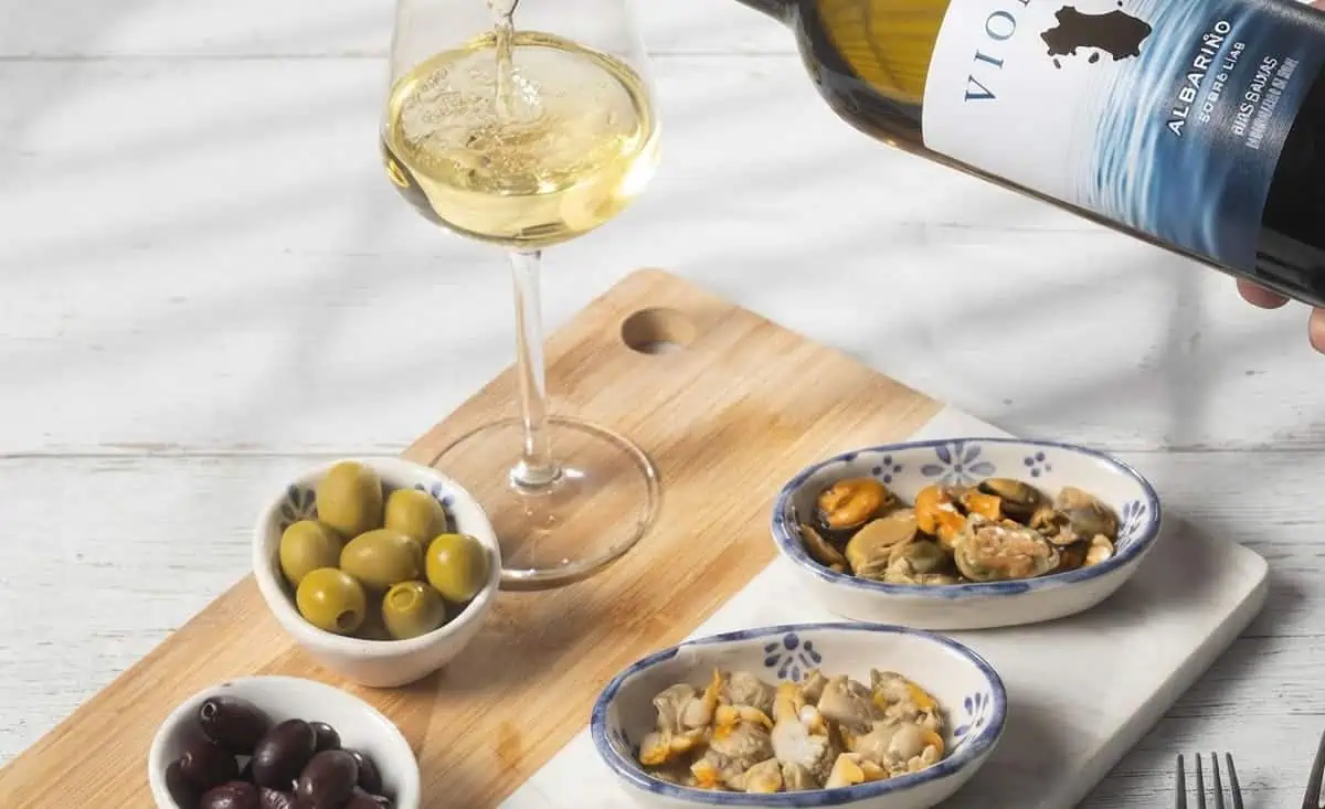 Vino Albariño: Frescura Atlántica Mariscos y vino Albariño