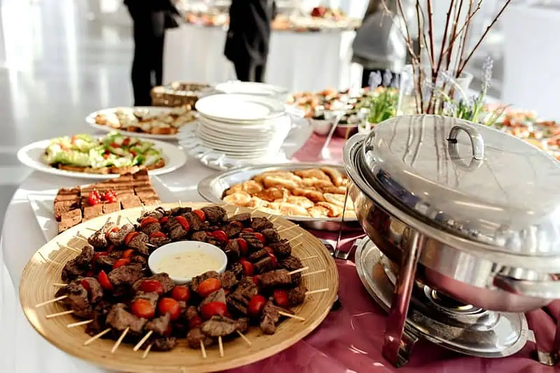 Cómo Disfrutar un Buffet sin Perder el Estilo: Guía para Comer con Clase (y Sin Excesos) Buffet con brochetas