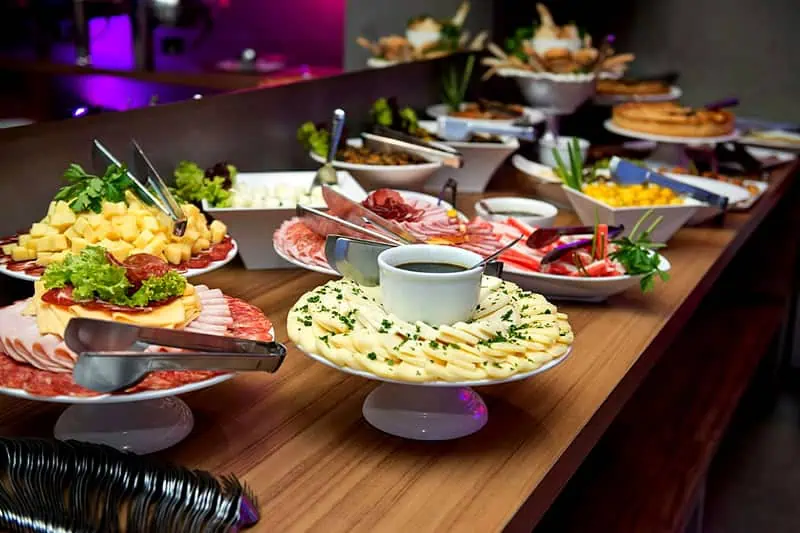 Cómo Disfrutar un Buffet sin Perder el Estilo: Guía para Comer con Clase (y Sin Excesos) Buffet carnes frías