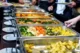 Cómo Disfrutar un Buffet sin Perder el Estilo: Guía para Comer con Clase (y Sin Excesos) Buffet con verduras al vapor