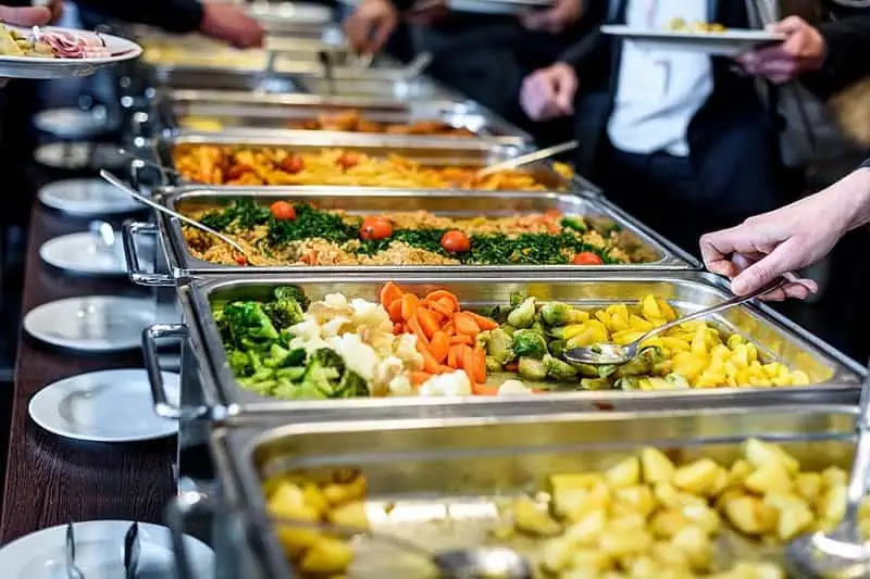 Cómo Disfrutar un Buffet sin Perder el Estilo: Guía para Comer con Clase (y Sin Excesos) Buffet con verduras al vapor