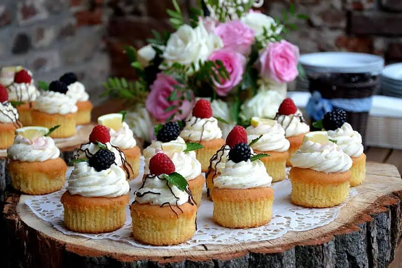 Cómo Disfrutar un Buffet sin Perder el Estilo: Guía para Comer con Clase (y Sin Excesos) Buffet postres