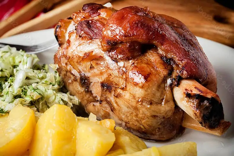 Chamorro al Horno: Aprende a Prepararlo en Casa Chamorro al horno con papas y ensalada