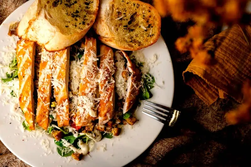 Ensalada César Con Salmón y Pan Con Ajo: un Clásico Renovado Con Mucho Sabor Ensalada cesar con salmón y pan con ajo